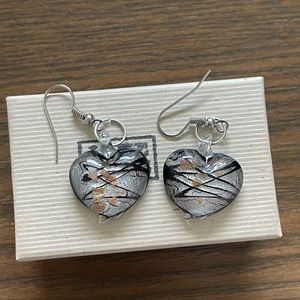 Heart-shaped glass earrings in black & silver